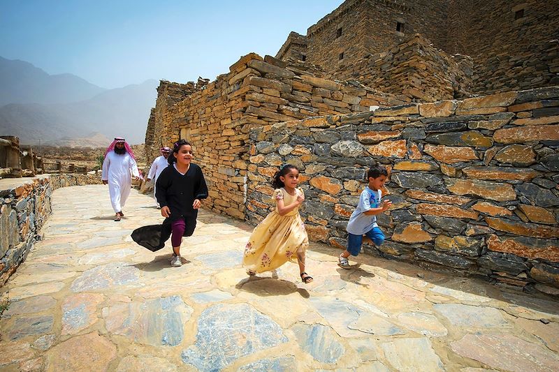 Enfants courant devant les murs de la forteresse - Ta'if - Arabie Saoudite