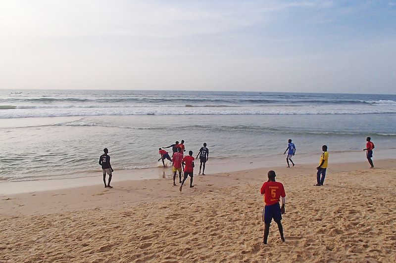 Enfants jouant sur la plage - Saint-Louis - Sénégal