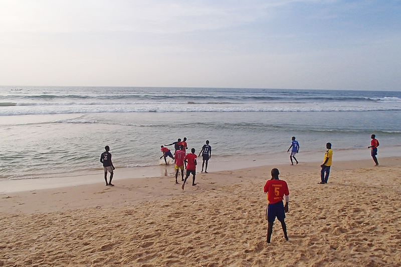 Enfants jouant sur la plage - Saint-Louis - Sénégal