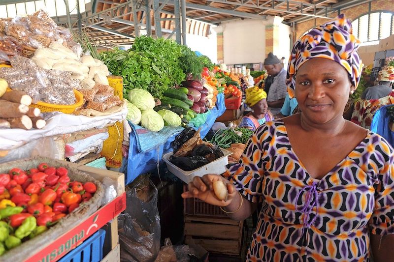 Femme au marché de Dakar - Sénégal