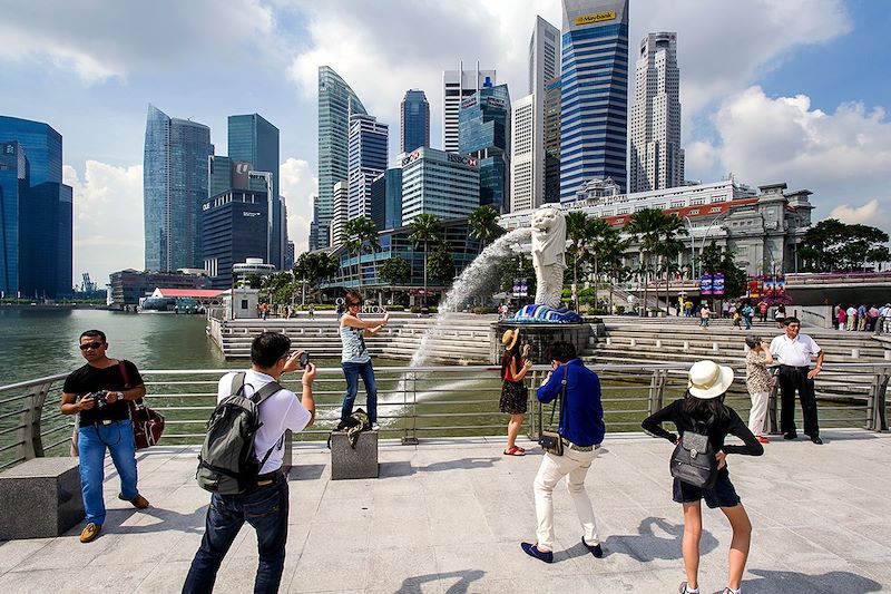 Touristes posant devant le Merlion - Marina Bay - Singapour