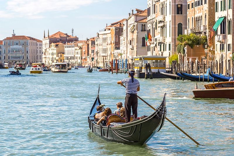 Gondole sur un canal de Venise - Italie