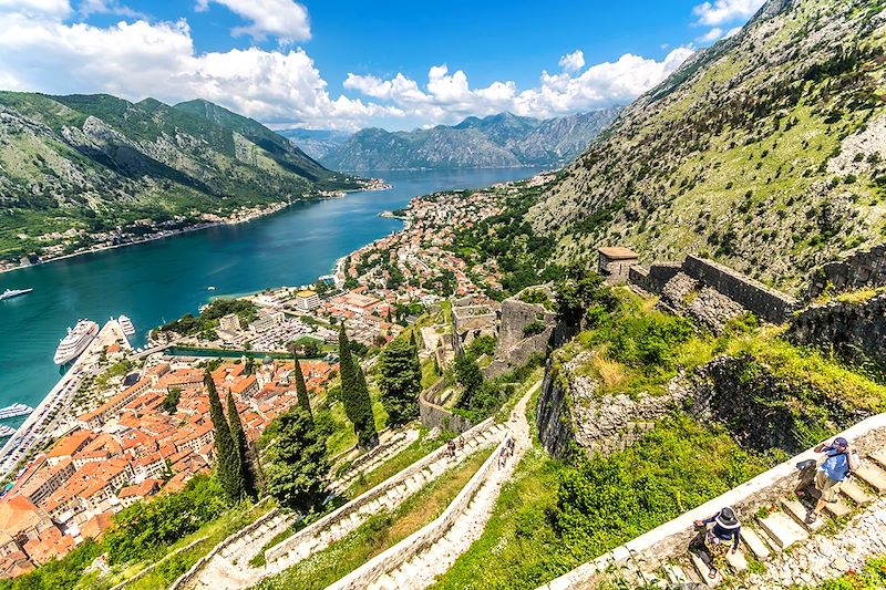 Randonneurs dans la vieille ville au-dessus de la baie de Kotor - Monténégro
