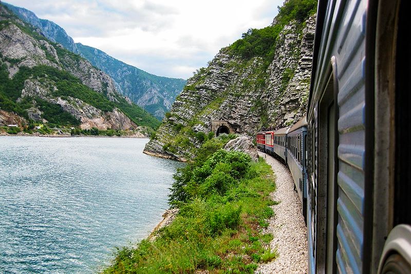 Train sur la ligne ferroviaire de Sarajevo à Mostar - Bosnie-Herzégovine