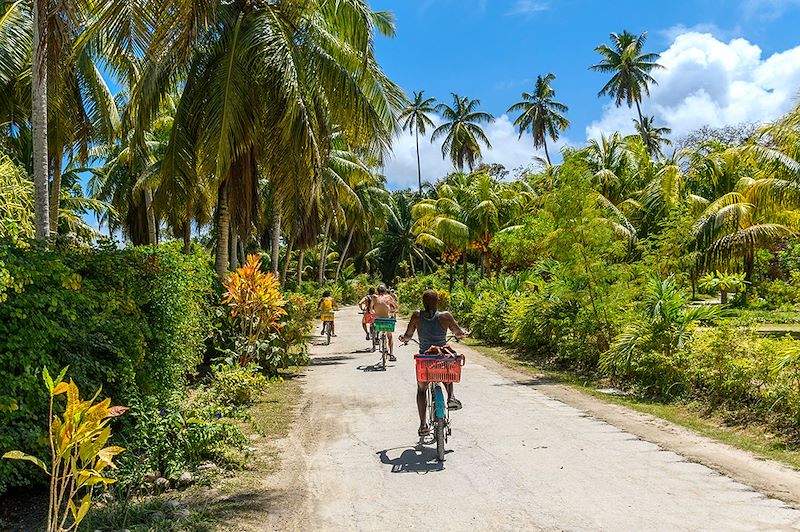 Cyclistes - Île de La Digue - Seychelles