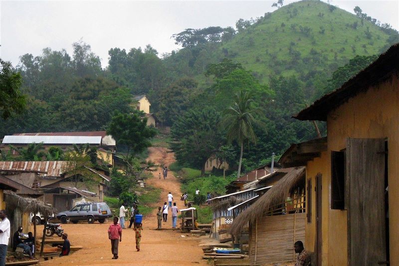 Forêts tropicales, villages et cascades