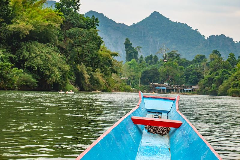 Bateau sur la rivière Nam Song - Vang Vieng - Province de Vientiane - Laos