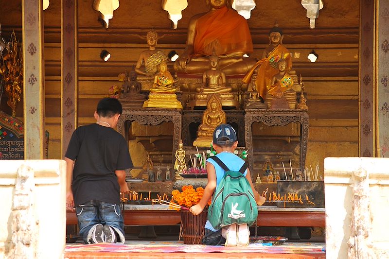 Enfants dans un temple à Vientiane - Laos