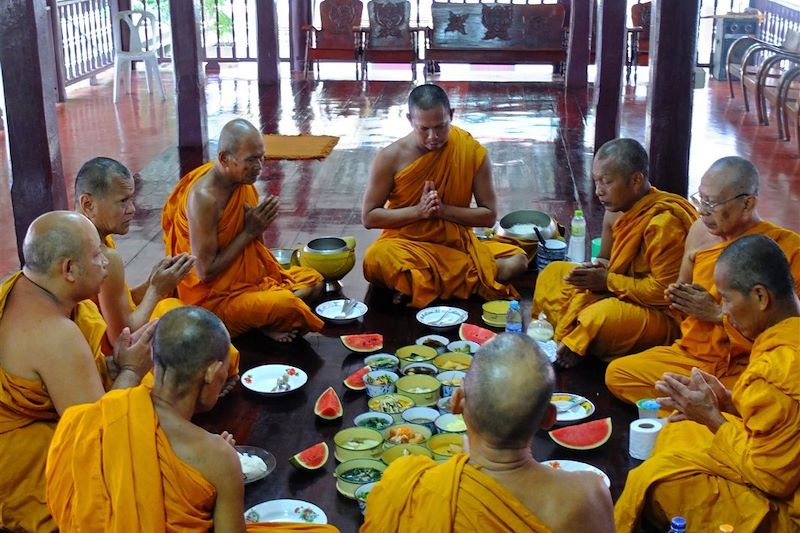Prière avant le repas - Ayutthaya - Province d'Ayutthaya - Thaïlande