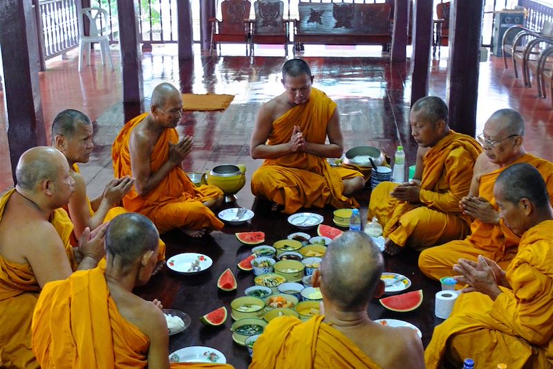 Prière avant le repas - Ayutthaya - Province d'Ayutthaya - Thaïlande