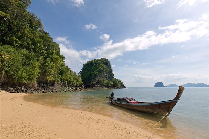 Bateau traditionnel sur une plage de l'île de Yao Yai - Thaïlande