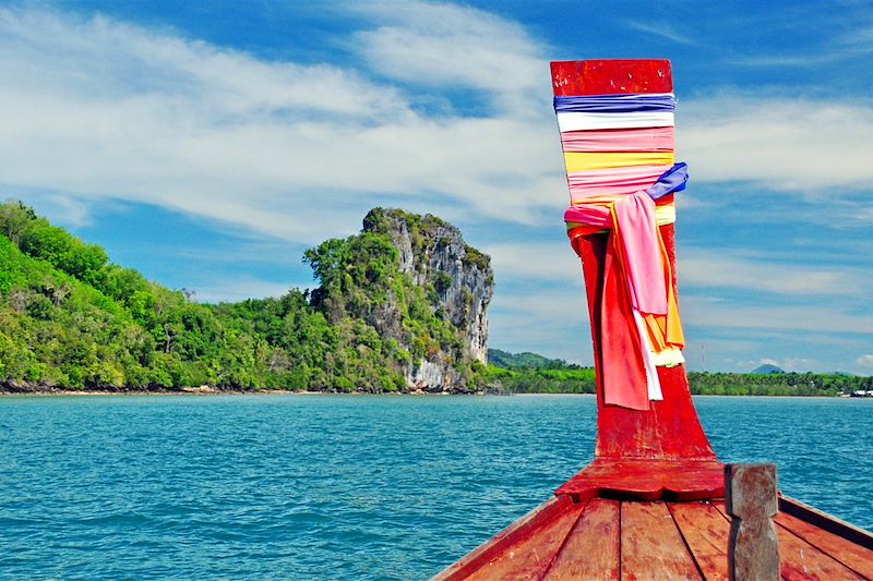 En bateau traditionnel thaïlandais sur les eaux de Koh Libong - Thaïlande