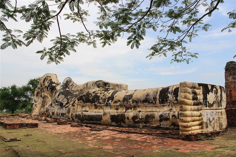 Le bouddha couché du temple Wat Lokayasutha - Ayutthaya - Thaïlande