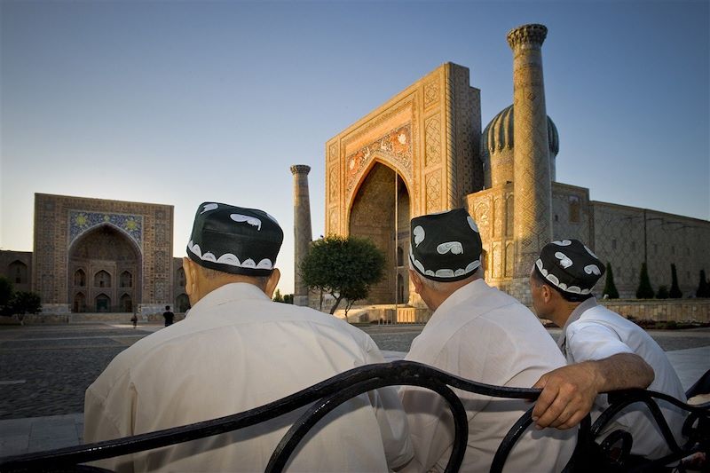 Hommes devant Ulugh Beg Madrasa - Samarcande - Ouzbekistan