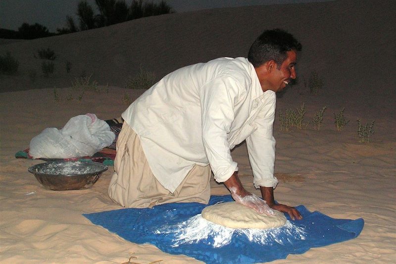 Guide préparant le pain dans le désert - Tunisie