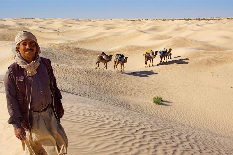 Guide et caravane dans le désert - Tunisie