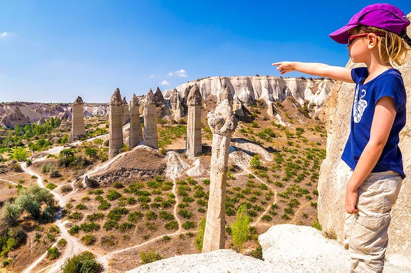 Enfant devant la Vallée de l'Amour - Parc National de Göreme - Cappadoce - Turquie