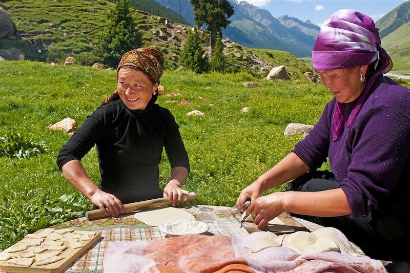 Préparation de petits pains khirghizs dans la vallée de Juku - Province d'Issyk-Kul - Kirghizistan