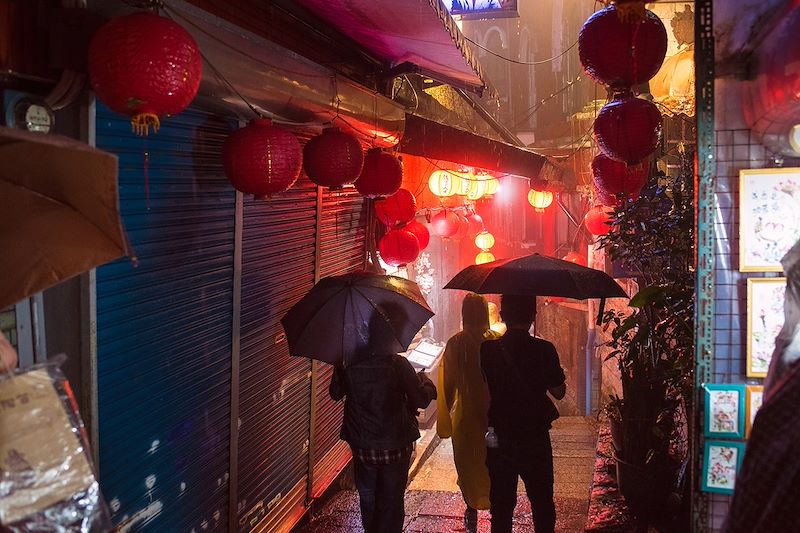 Rue de Jiufen sous une nuit pluvieuse - Taiwan