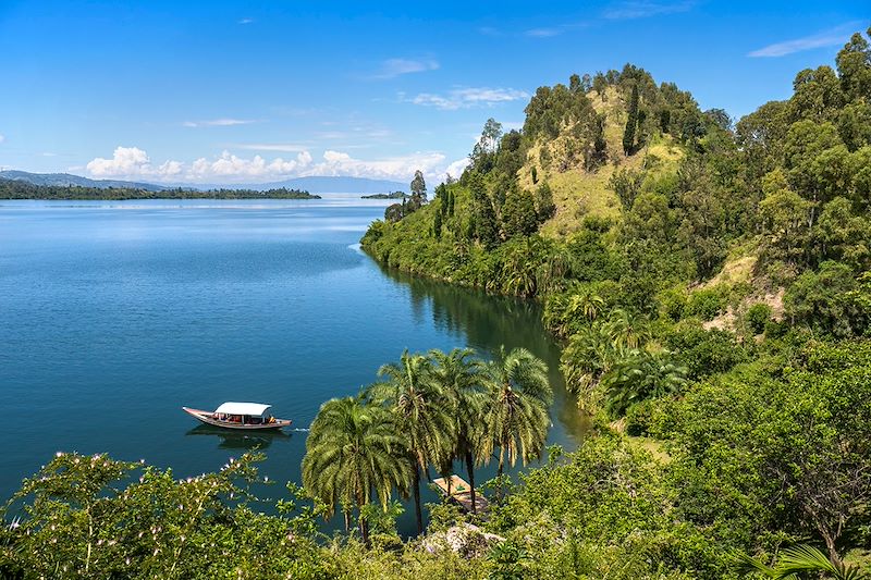 Bateau longeant les rives du lac Kivu - Province de l’Ouest - Rwanda