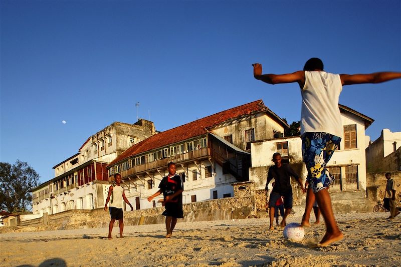 Enfants jouant au football sur la plage de Stone Town - Zanzibar - Tanzanie