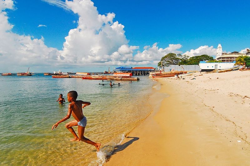 Enfants jouant sur la plage - Stone Town - Zanzibar - Tanzanie