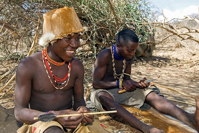 Hommes Hadzabe fabricant des flèches - Lac Eyasi - Tanzanie