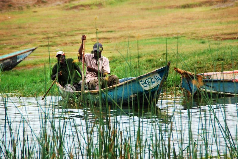 Hommes sur le canal de Kazinga - Parc National Queen Elizabeth - Ouganda