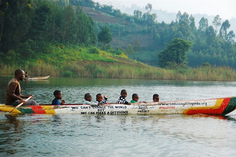 Homme naviguant sur le lac Bunyonyi - Ouganda