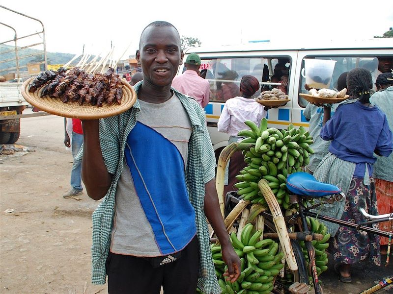 Vendeur de rue - Route entre Entebbe et le lac Mburo - Ouganda