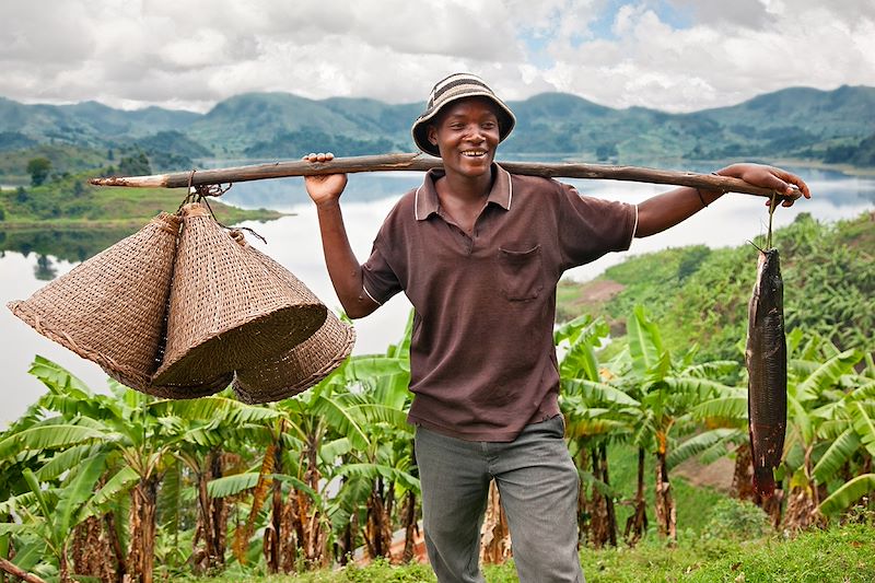 Pêcheur près d'un lac - Ouganda