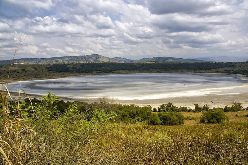 Lac de cratère dans le parc national Queen Elizabeth - Ouganda