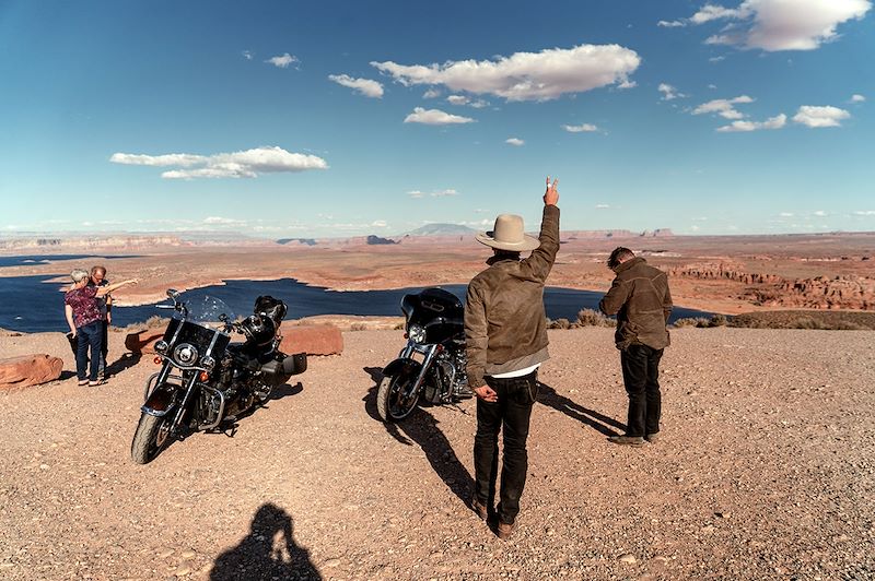 Motocyclistes devant le lac Powell - Arizona - États-Unis