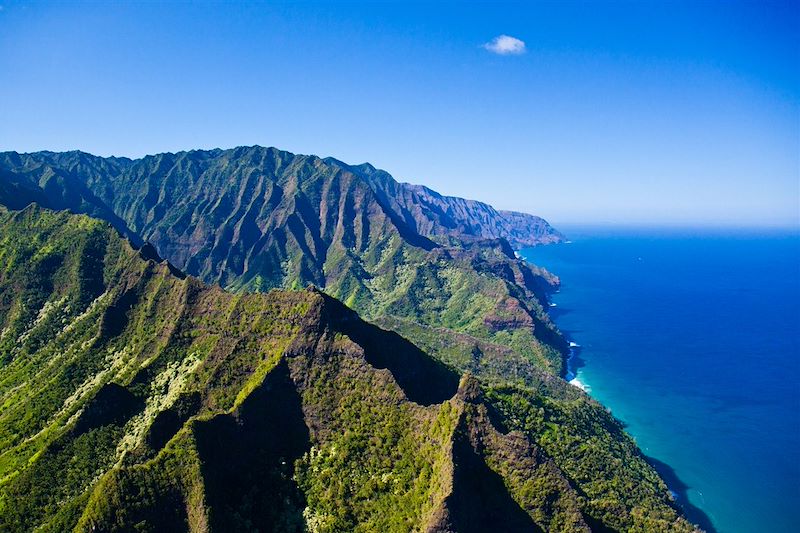 Vue aérienne de la côte de Na Pali sur l'île Kauai - Hawaï
