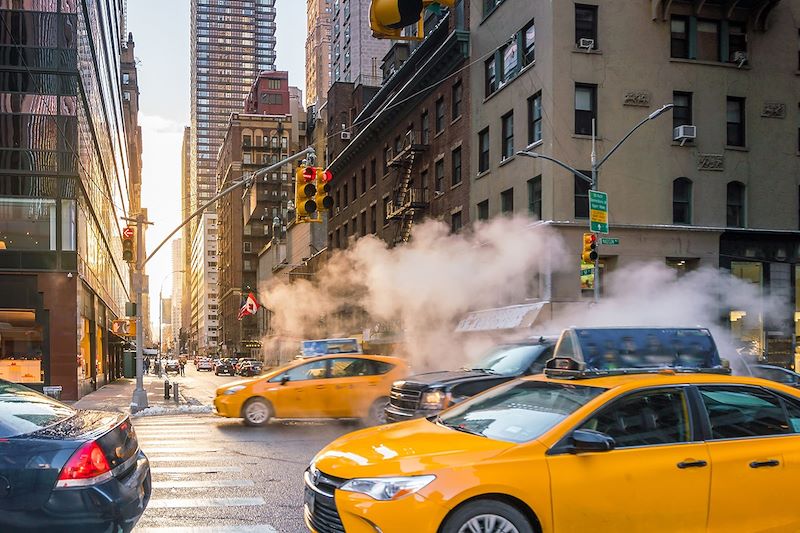 Yellow cabs dans les rues de Manhattan - New York - États-Unis