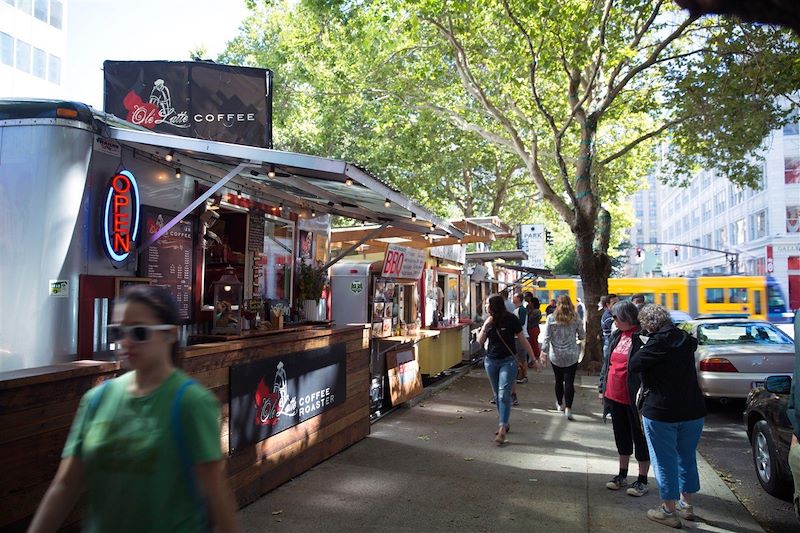 Vue de food trucks sur Adler street - Portland - Oregon - Etats-Unis