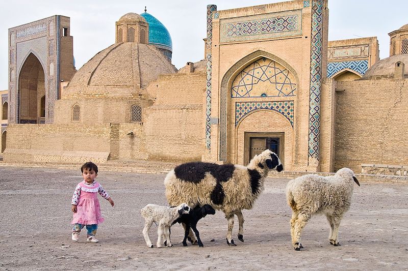 Petite fille et moutons dans la ville de Boukhara - Ouzbekistan