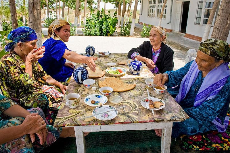 Repas traditionnel dans les environs de Khiva - Ouzbekistan