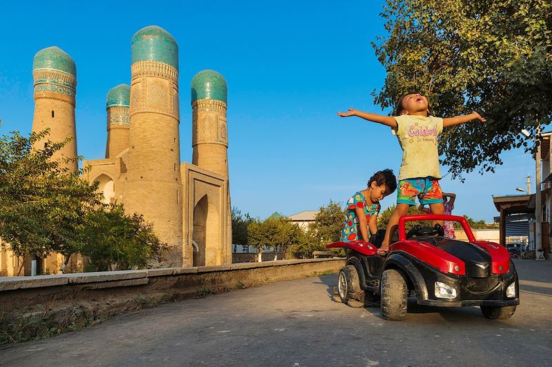 Enfants devant le Chor Minor à Boukhara - Ouzbekistan