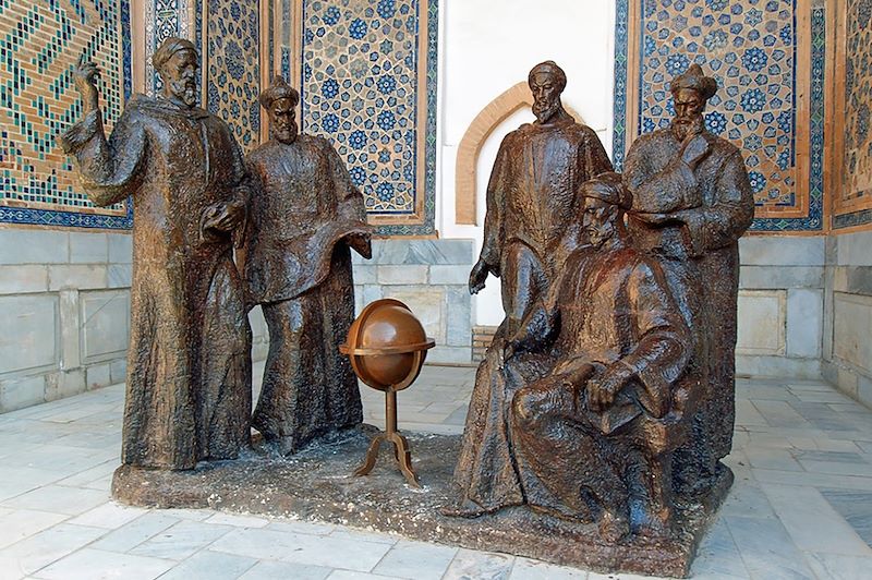 Statue de Rumi, Oulough Beg, Jamshed, Khavofi et Kushchi - Médersa d'Oulough Beg - Régistan - Samarcande - Ouzbékistan