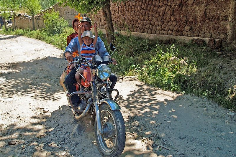 Rencontre dans les rues du village de Tersak - Ouzbekistan