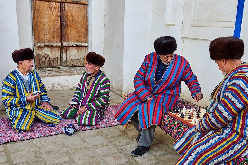 Ouzbeks jouant aux échecs - Boukhara - Ouzbékistan