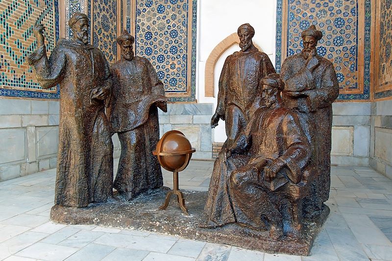 Statue de Rumi, Oulough Beg, Jamshed, Khavofi et Kushchi - Médersa d'Oulough Beg - Régistan - Samarcande - Ouzbékistan