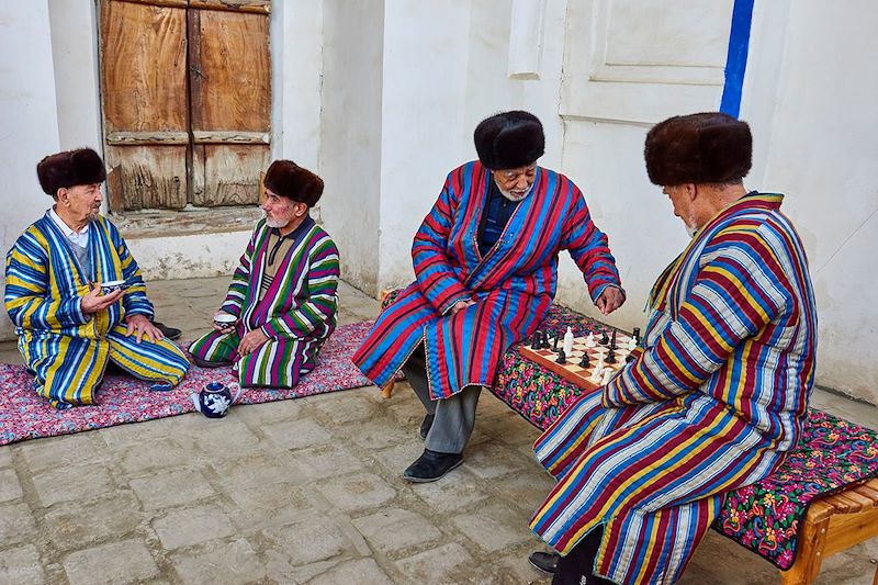 Ouzbeks jouant aux échecs - Boukhara - Ouzbékistan