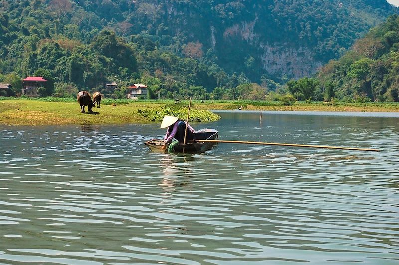 Pêcheur sur le Lac Babe - Vietnam