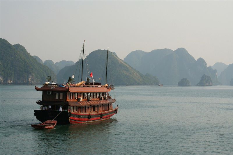 Jonque traditionnelle dans la Baie d'Halong - Vietnam