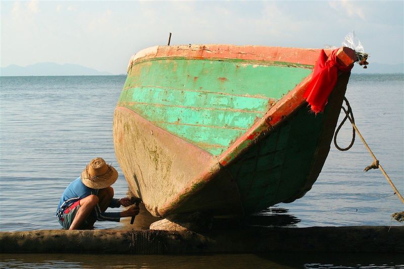 Pêcheur réparant son bateau - Vietnam