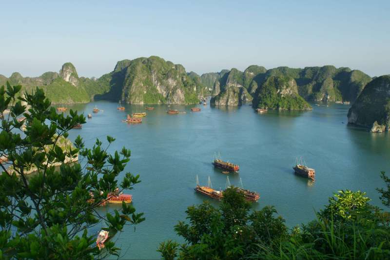 Image Marche et bateau en baie d'Halong