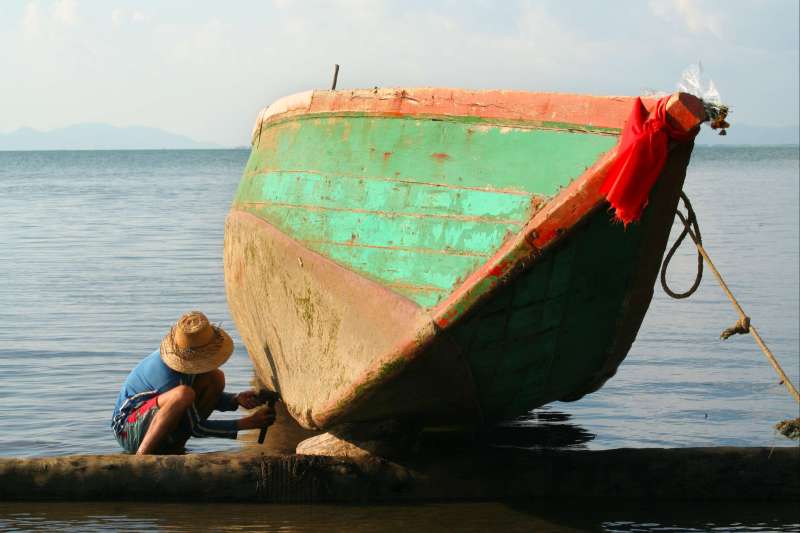 Pêcheur réparant son bateau - Vietnam