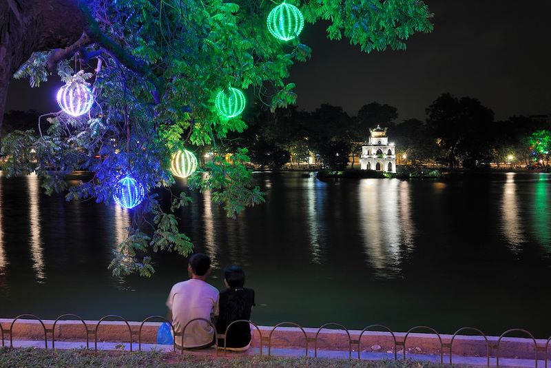 Amoureux face à la tour de la Tortue - lac Hoan Kiem - Hanoï - Vietnam